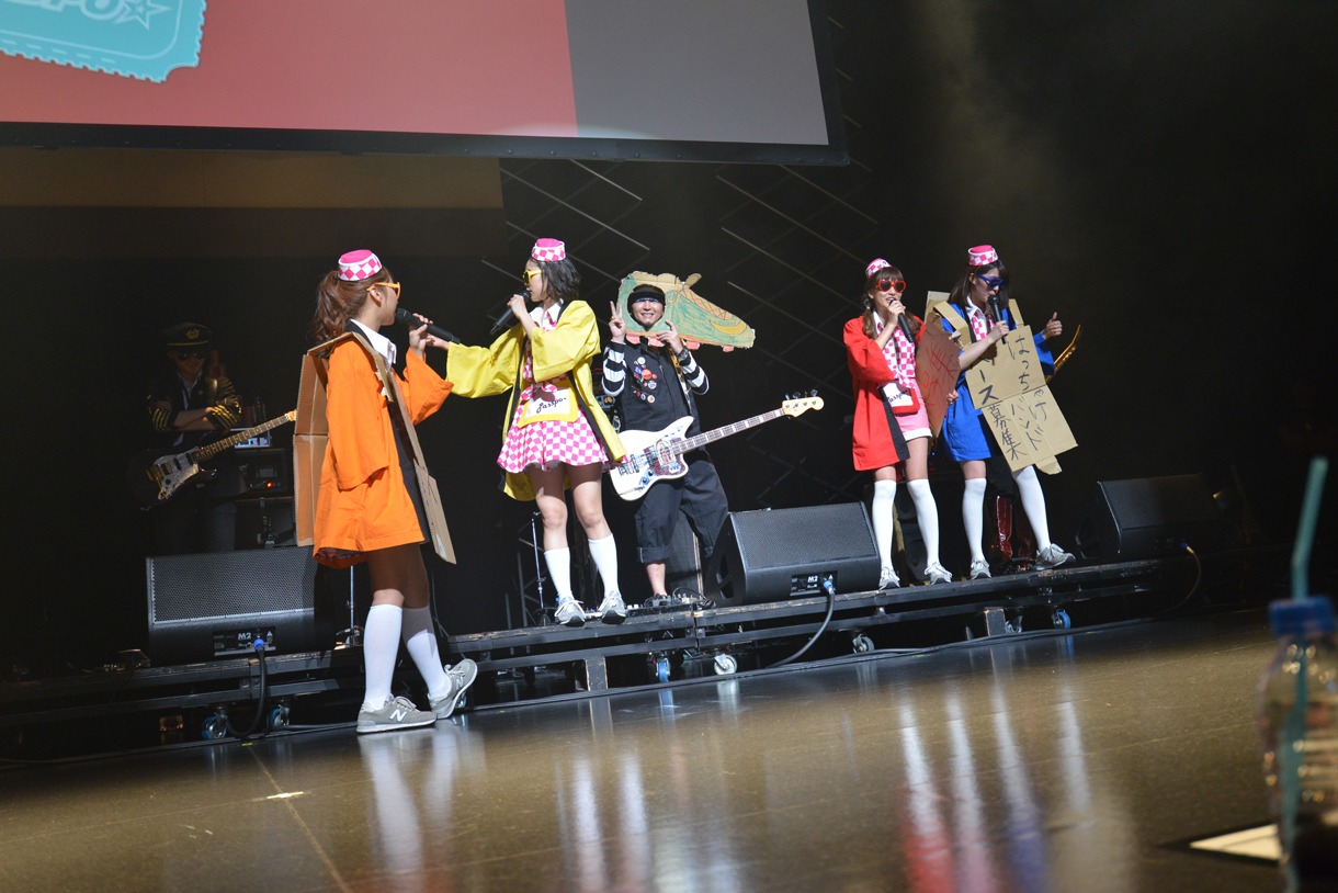 「PASSPO☆ワンマンフライトツアー2015 ～more Attention～」の様子。