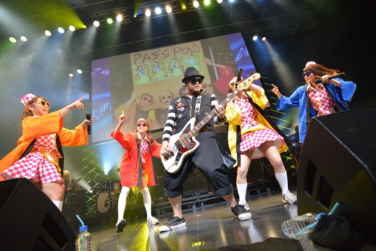 「PASSPO☆ワンマンフライトツアー2015 ～more Attention～」の様子。