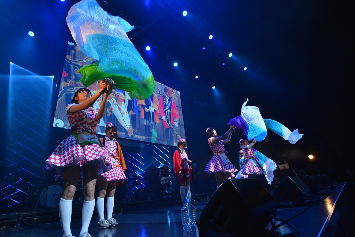 「PASSPO☆ワンマンフライトツアー2015 ～more Attention～」の様子。