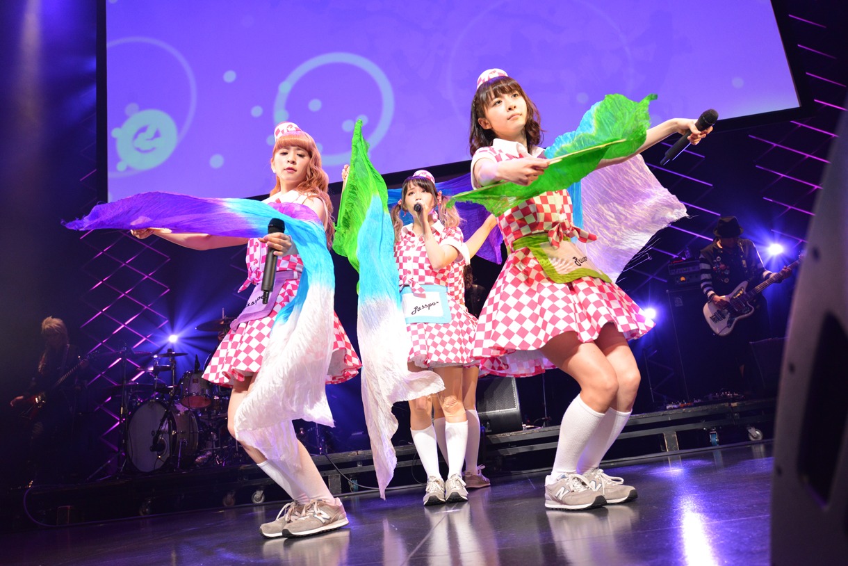 「PASSPO☆ワンマンフライトツアー2015 ～more Attention～」の様子。