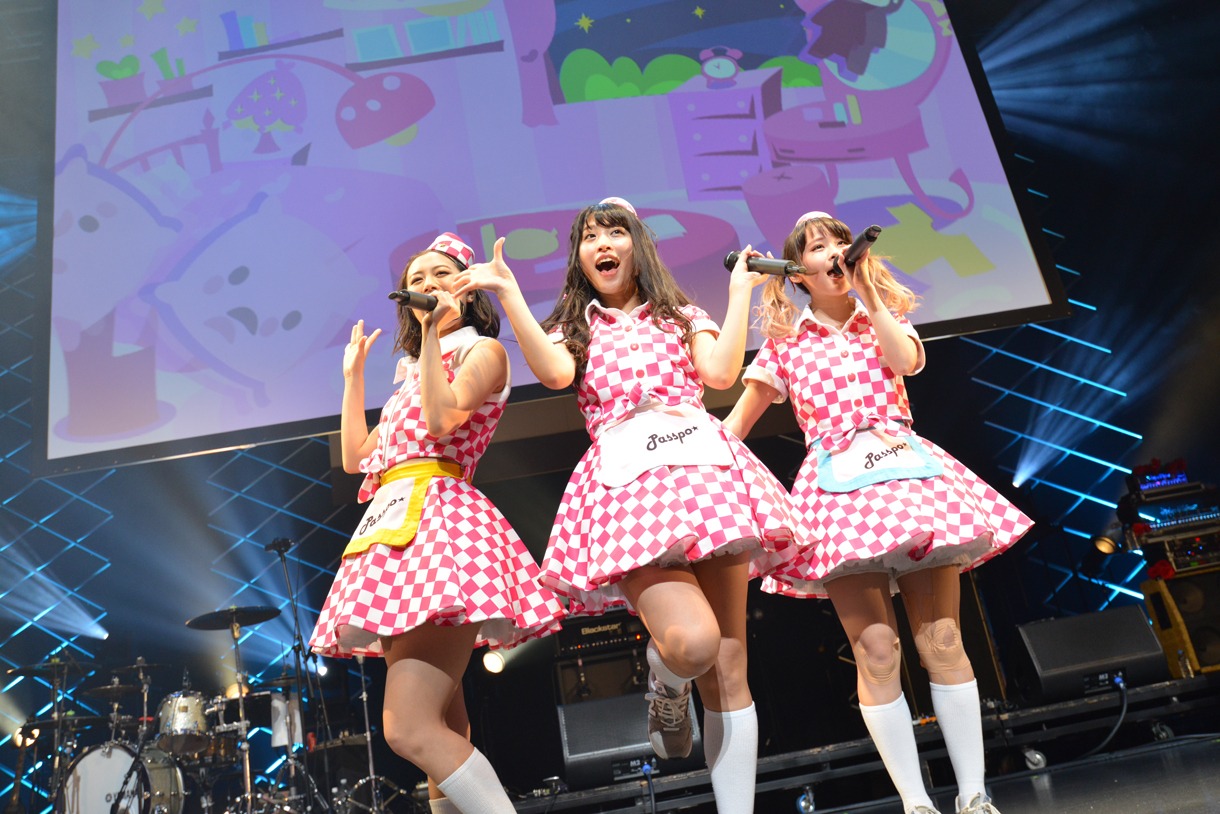 「PASSPO☆ワンマンフライトツアー2015 ～more Attention～」の様子。