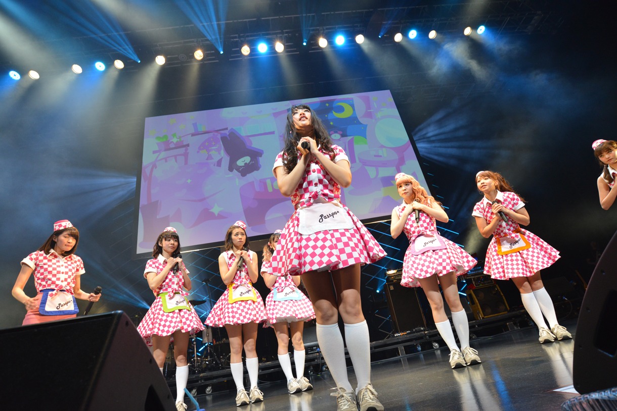 「PASSPO☆ワンマンフライトツアー2015 ～more Attention～」の様子。