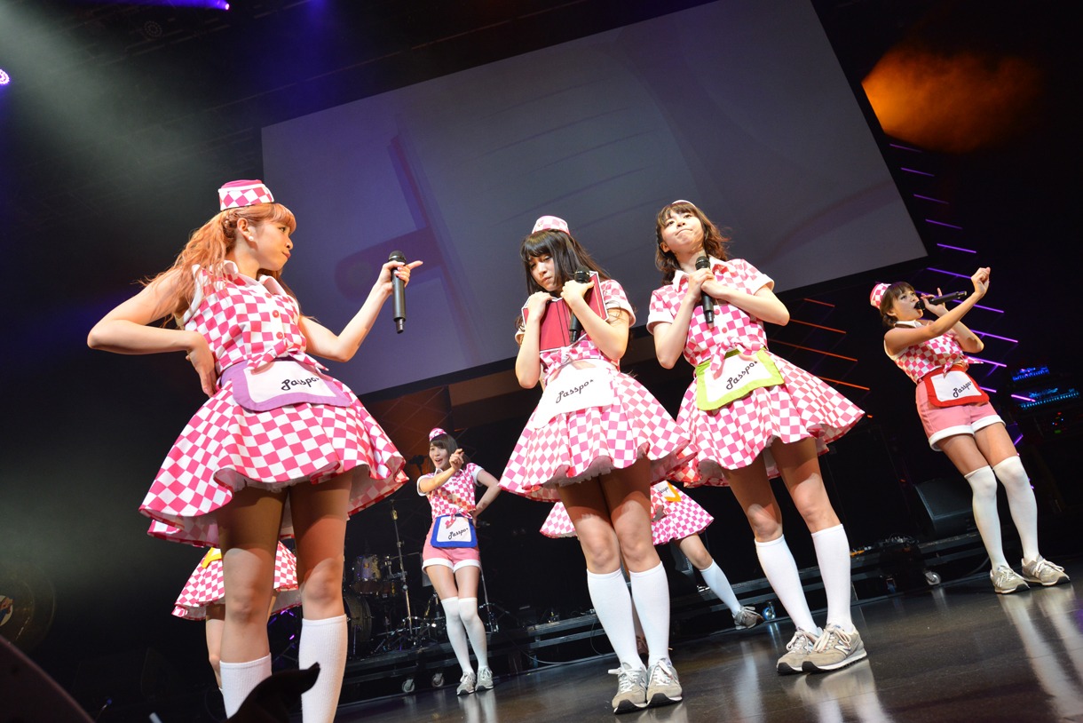 「PASSPO☆ワンマンフライトツアー2015 ～more Attention～」の様子。