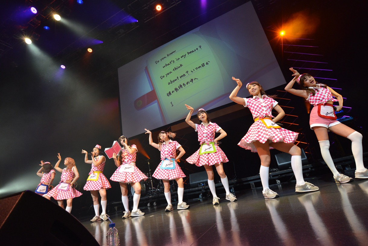 「PASSPO☆ワンマンフライトツアー2015 ～more Attention～」の様子。