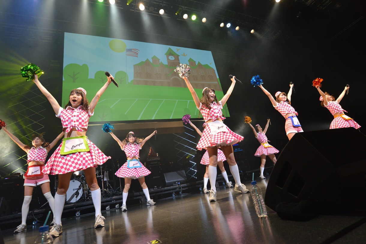 「PASSPO☆ワンマンフライトツアー2015 ～more Attention～」の様子。