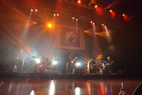 「PASSPO☆ワンマンフライトツアー2015 ～more Attention～」の様子。