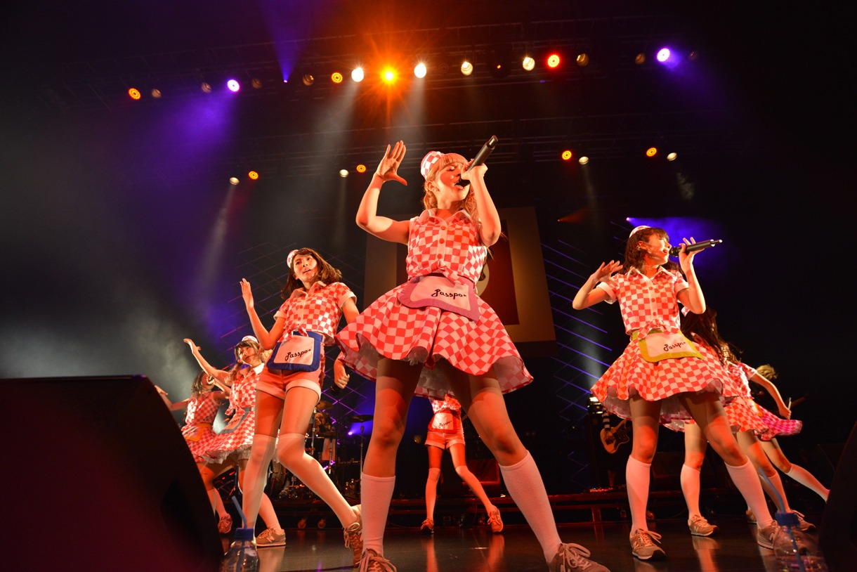 「PASSPO☆ワンマンフライトツアー2015 ～more Attention～」の様子。