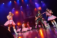 「PASSPO☆ワンマンフライトツアー2015 ～more Attention～」の様子。