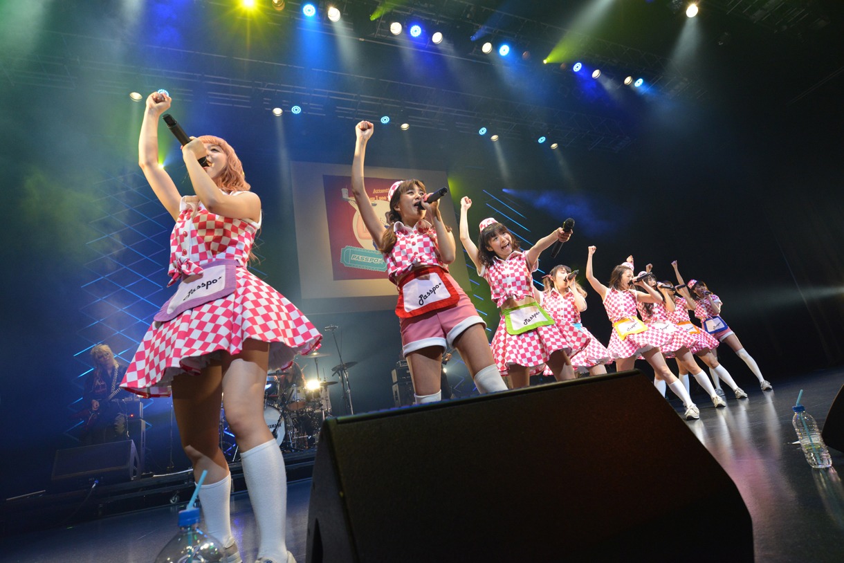 「PASSPO☆ワンマンフライトツアー2015 ～more Attention～」の様子。