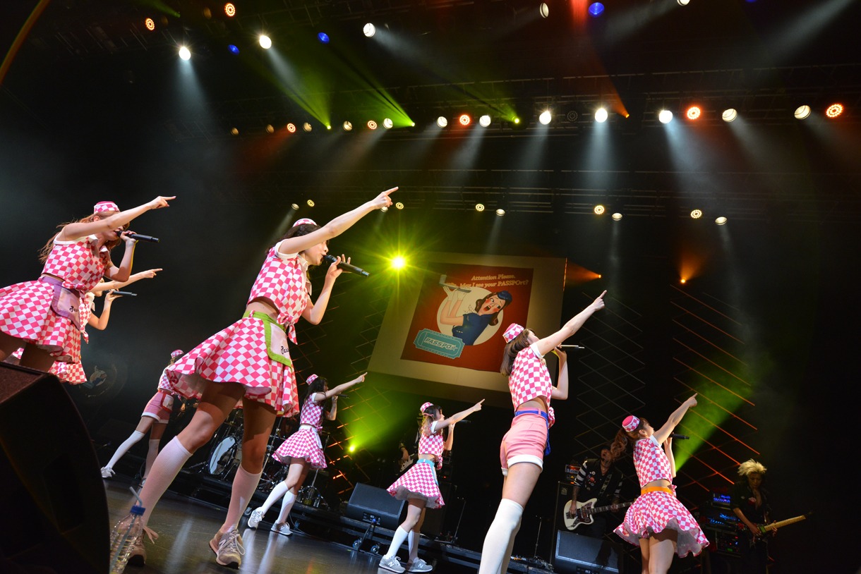 「PASSPO☆ワンマンフライトツアー2015 ～more Attention～」の様子。