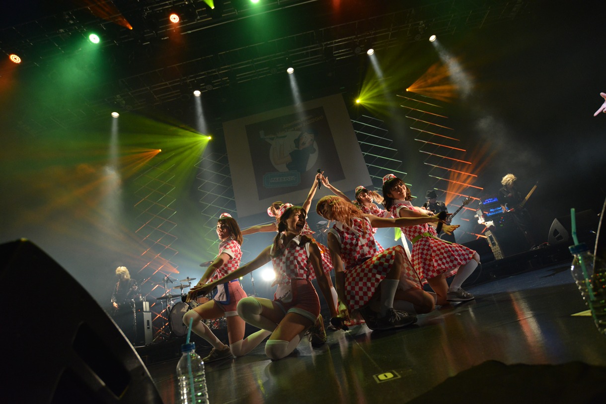 「PASSPO☆ワンマンフライトツアー2015 ～more Attention～」の様子。