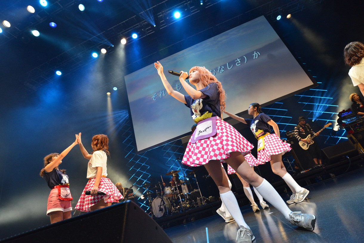「PASSPO☆ワンマンフライトツアー2015 ～more Attention～」の様子。