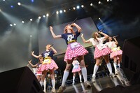 「PASSPO☆ワンマンフライトツアー2015 ～more Attention～」の様子。
