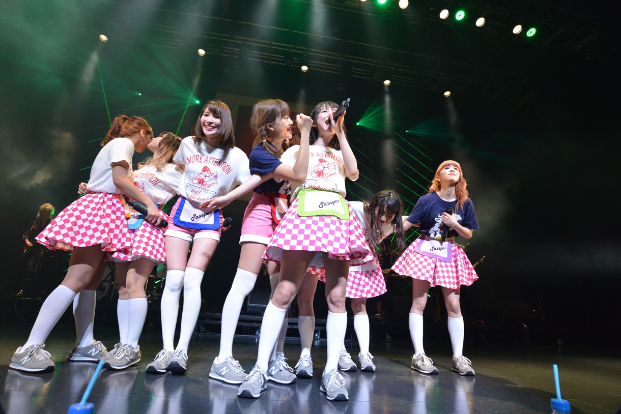 「PASSPO☆ワンマンフライトツアー2015 ～more Attention～」の様子。