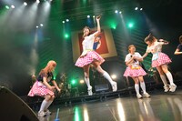 「PASSPO☆ワンマンフライトツアー2015 ～more Attention～」の様子。