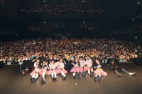 フライト終了後、パッセンジャーと記念撮影するPASSPO☆。