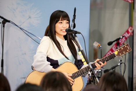 東京・マルイシティ渋谷でのライブの様子。（photo by hajime kamiiisaka）