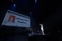 ニューアルバムのタイトルを発表する佐藤聡美。