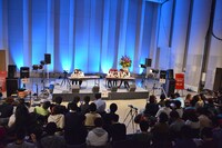 モニターがないためスマホやタブレットで路上デビュー時の映像を観るしゃちほこファン。