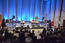 モニターがないためスマホやタブレットで路上デビュー時の映像を観るしゃちほこファン。