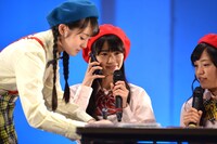 「アオキーズ・ピザ」に電話する秋本帆華。