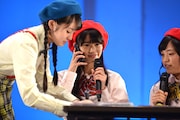 「アオキーズ・ピザ」に電話する秋本帆華。