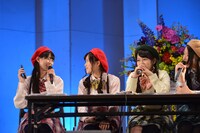 「アオキーズ・ピザ」に電話する秋本帆華。