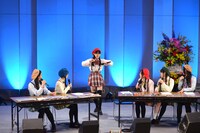 「チョコレートバーニング」のダンスをバッキバキに踊る秋本帆華。