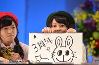 クイズの最中にイラストを完成させた安藤ゆず。