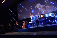 「ANNIVERSARY」披露時の様子。