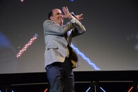 Xジャンプを決めるジョン・ルース氏。