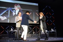 握手を交わす三木谷浩史社長とYOSHIKI。