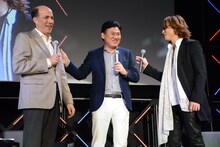 談笑するジョン・ルース氏、三木谷浩史社長、YOSHIKI。