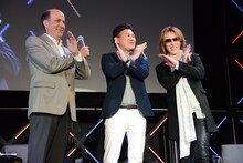 Xポーズを決めるジョン・ルース氏、三木谷浩史社長、YOSHIKI。