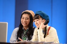 PCで路上デビュー時の映像を観る坂本遥奈と咲良菜緒。