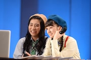 PCで路上デビュー時の映像を観る坂本遥奈と咲良菜緒。