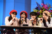 スマホで路上デビュー時の映像を観る秋本帆華、伊藤千由李、安藤ゆず、大黒柚姫。