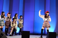 ビートを刻みながら「おっとりガールの憂鬱」を歌う秋本帆華とそれを見守る残りのメンバー。