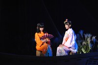 左から指原莉乃、宮脇咲良。(c)AKS