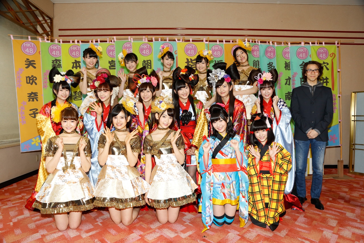HKT48のメンバーと横内謙介（写真右端）。(c)AKS