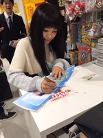 サプライズでCDショップを訪れたmiwa。（photo by hajime kamiiisaka）