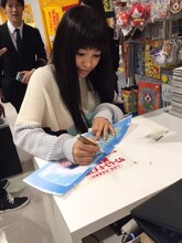 サプライズでCDショップを訪れたmiwa。（photo by hajime kamiiisaka）