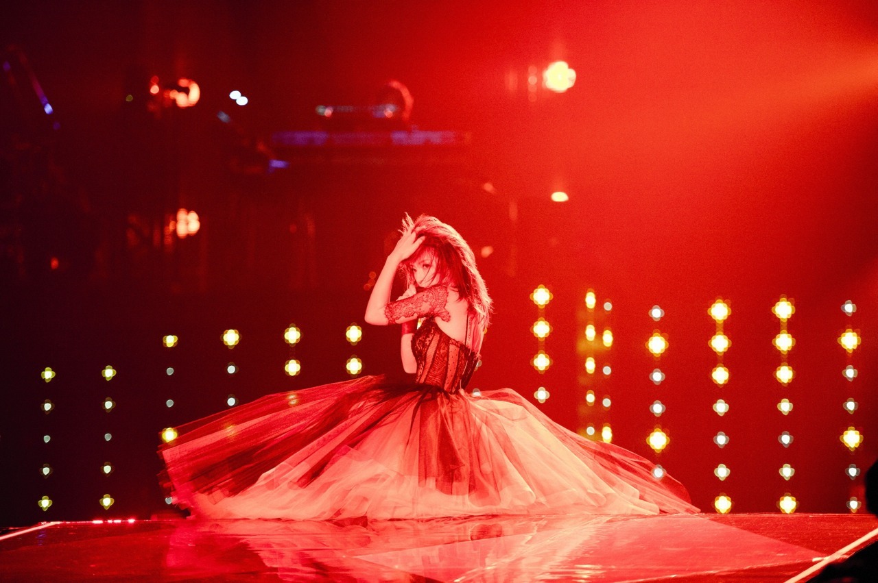 浜崎あゆみ「ayumi hamasaki COUNTDOWN LIVE 2014-2015 A Cirque de Minuit ～真夜中のサーカス～」の様子。