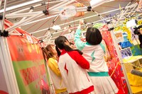 パーク内のギミックで遊ぶでんぱ組.inc。