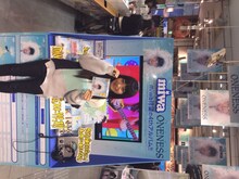 サプライズでCDショップを訪れたmiwa。（photo by hajime kamiiisaka）