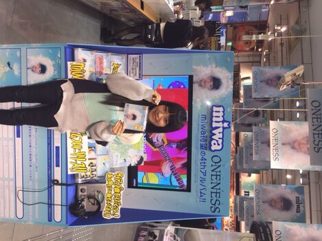 サプライズでCDショップを訪れたmiwa。（photo by hajime kamiiisaka）