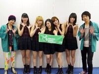 左から合田悟（B / LUNKHEAD）、ひめキュンフルーツ缶、小高芳太朗（Vo, G / LUNKHEAD）。