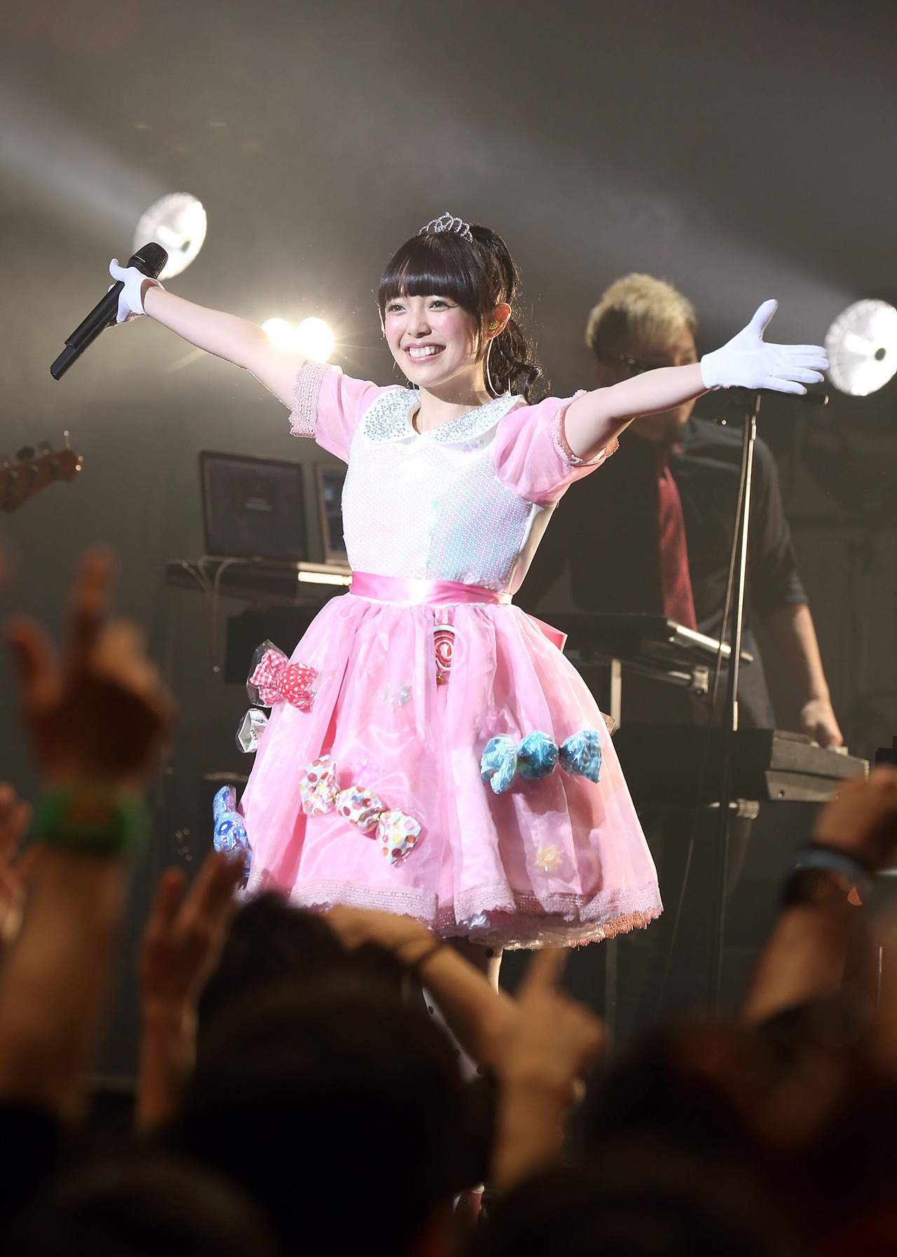 お姫様ルックの佐藤聡美。