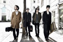 ストレイテナー。左から3番目がホリエアツシ。