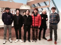 ストレイテナーと「不便な便利屋」鈴井貴之監督（左端）、岡田将生（右端）による集合写真。